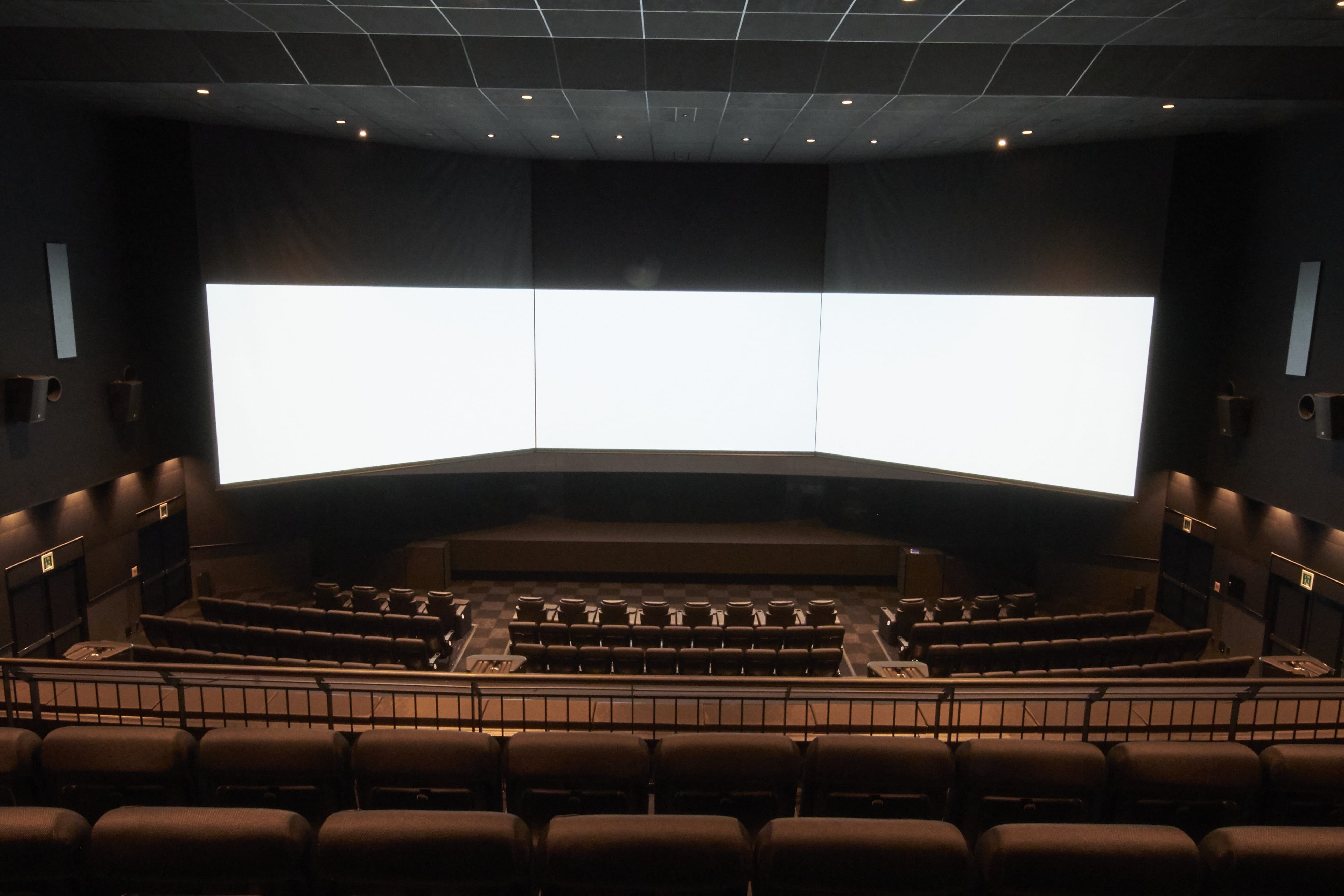 3面ライブスクリーン